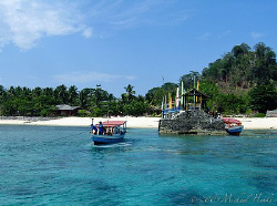 North Sulawesi, Gangga, ready to dive. :-) by Michael Henke 